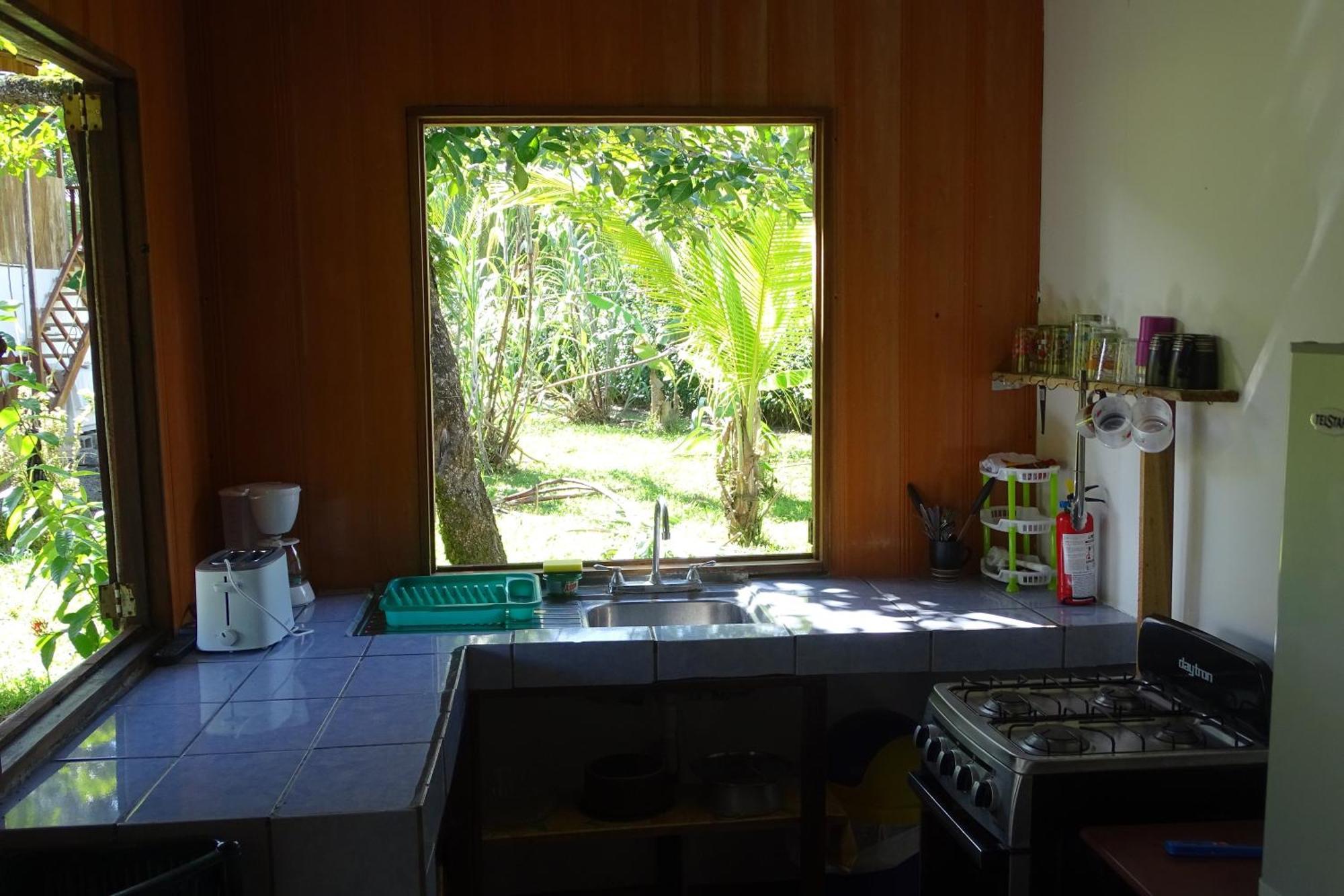 Cabinas Los Tucanes Cahuita Eksteriør billede