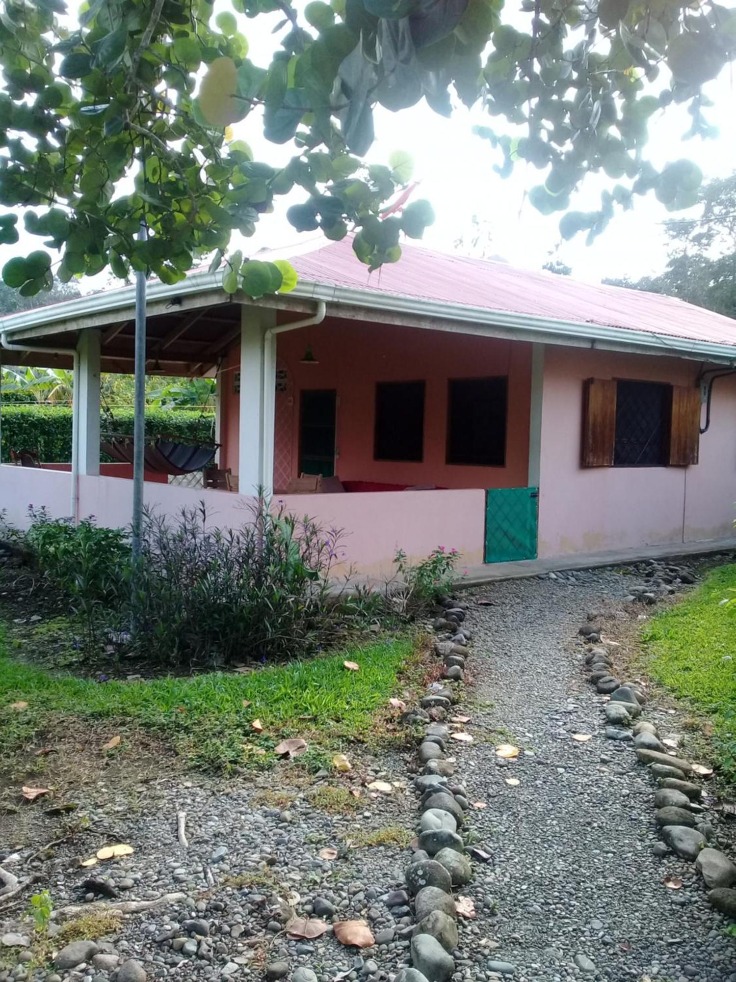 Cabinas Los Tucanes Cahuita Eksteriør billede